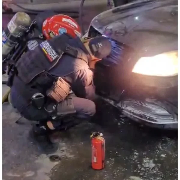 Mașină în flăcări, în fața prefecturii arad 9 masina in flacari primaria arad 7peg