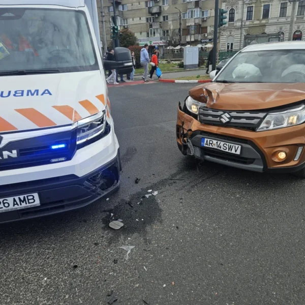 Un echipaj de ambulanță care transporta un pacient la upu a fost implicat într-un accident rutier, la podgoria 5 accident ambulanta 1