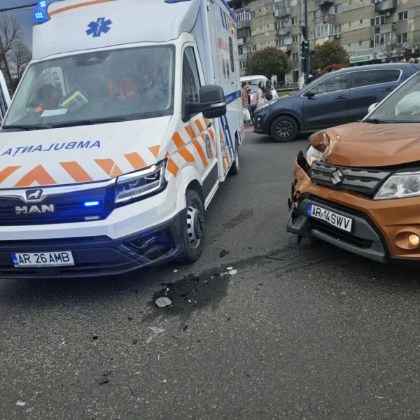 Un echipaj de ambulanță care transporta un pacient la upu a fost implicat într-un accident rutier, la podgoria 4 accident ambulanta 2