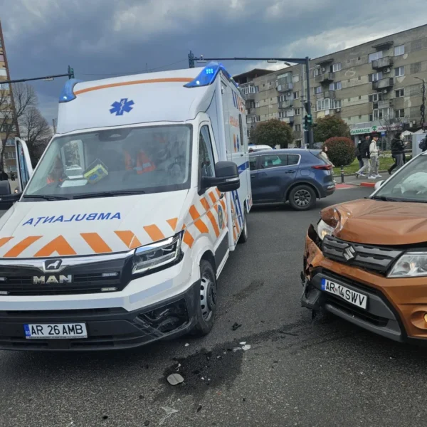 Un echipaj de ambulanță care transporta un pacient la upu a fost implicat într-un accident rutier, la podgoria 3 accident ambulanta 3