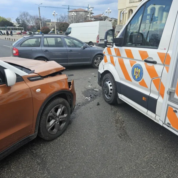 Un echipaj de ambulanță care transporta un pacient la upu a fost implicat într-un accident rutier, la podgoria 2 accident ambulanta 5