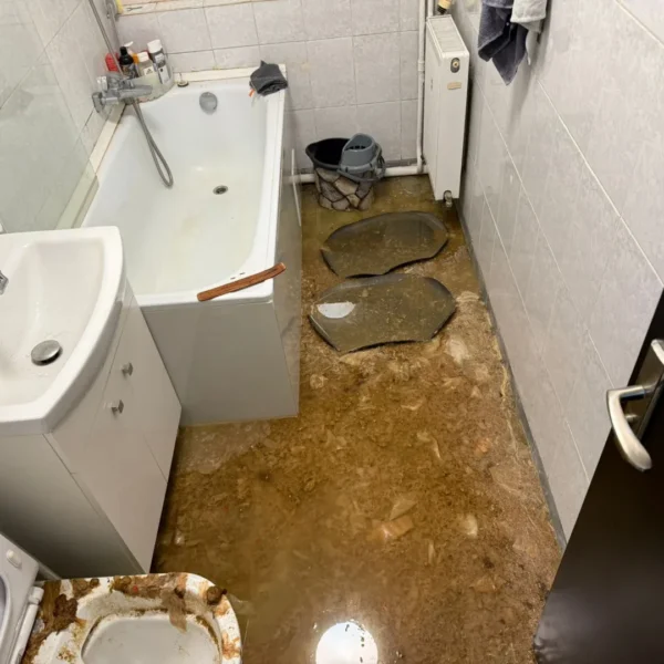 Neînțelegerile dintre vecini, într-un bloc din cartierul aurel vlaicu zona făt-frumos, au culminat cu distrugerea unui apartament 3 apartament inundat arad2