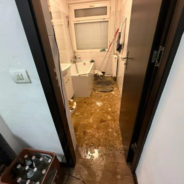 Neînțelegerile dintre vecini, într-un bloc din cartierul aurel vlaicu zona făt-frumos, au culminat cu distrugerea unui apartament 5 apartament inundat arad4