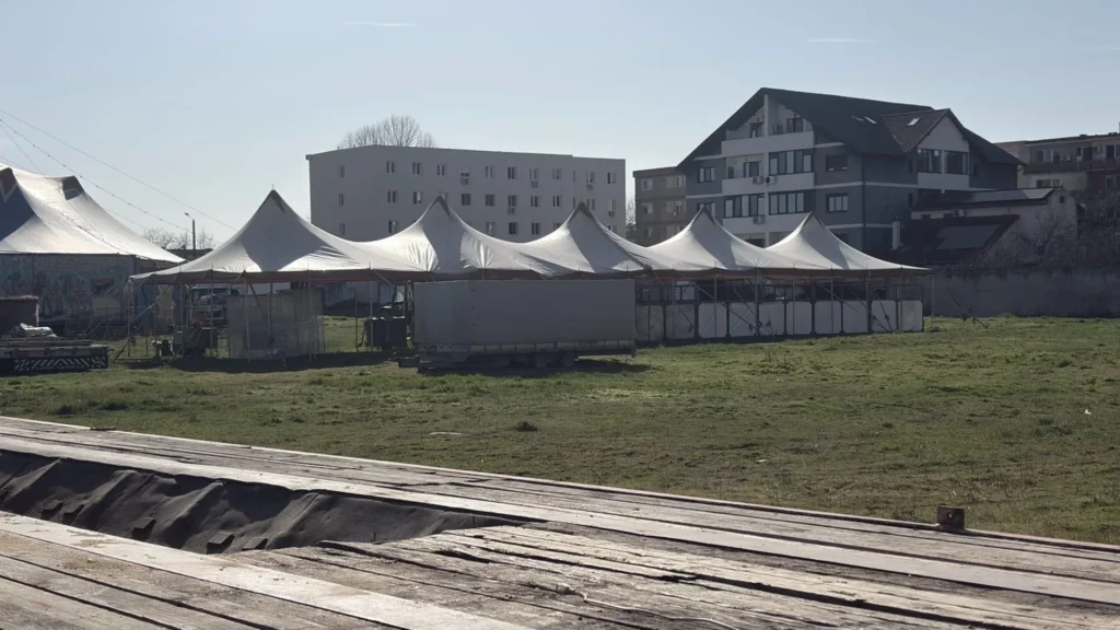 Spre disperarea rezidenților ared, circul a revenit la fereastra lor 9 circ8