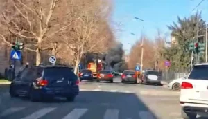 Autoturism în flăcări pe Bulevardul Dragalina