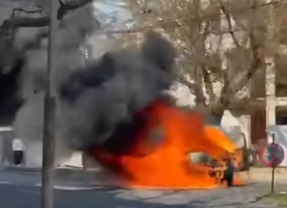 Autoturism în flăcări pe bulevardul dragalina 6 dragalina incendiu1
