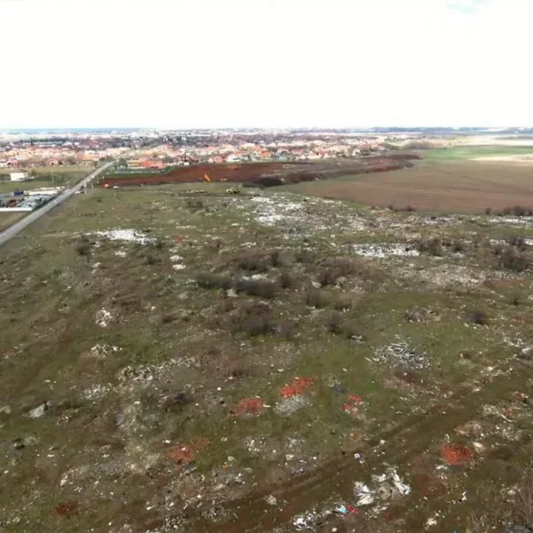 Groapa de gunoi din sânicolaul mic - o capodoperă marca mambo... Un dribling remarcabil prin brutalitatea cu care faultează legile întâlnite în calea spre un imperiu imobiliar „cum nu s-a mai văzut” 17 groapa sanicolau 14