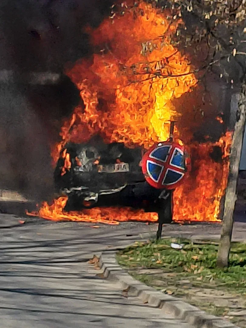 Autoturism în flăcări pe bulevardul dragalina 2 incendiu auto arad1