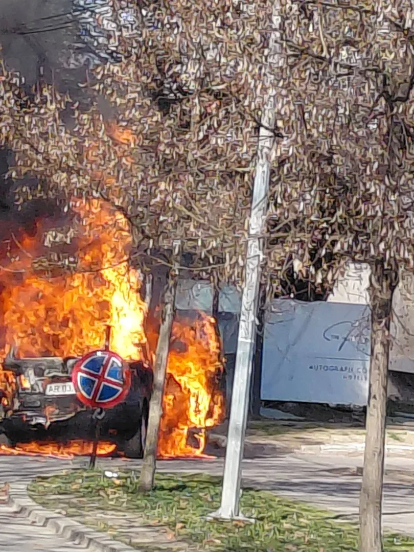 Autoturism în flăcări pe bulevardul dragalina 3 incendiu auto arad2