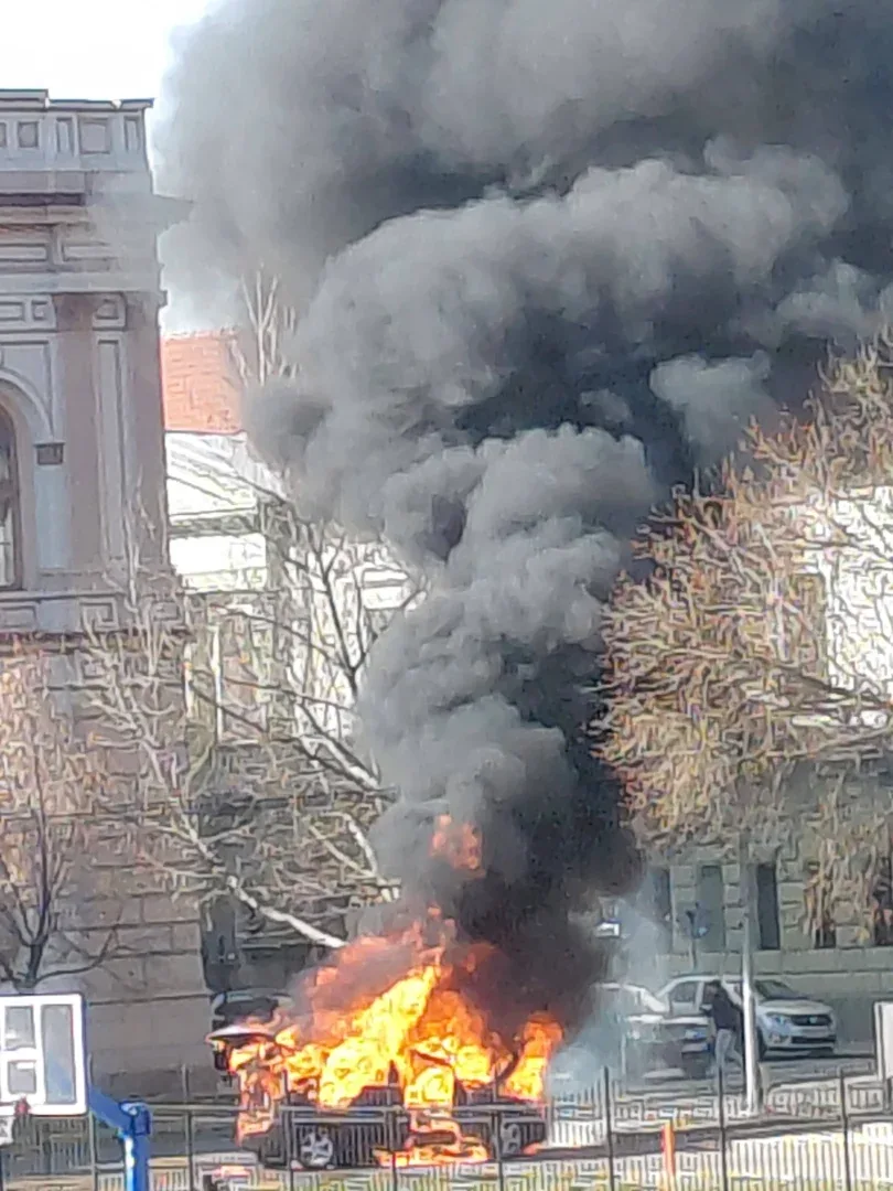 Autoturism în flăcări pe bulevardul dragalina 4 incendiu auto arad3