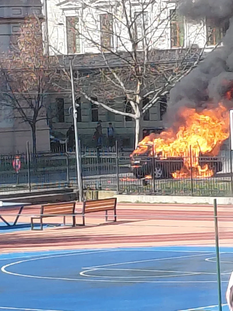 Autoturism în flăcări pe bulevardul dragalina 5 incendiu auto arad4