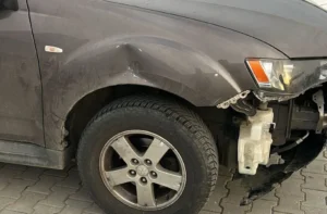 altă mașină distrusă