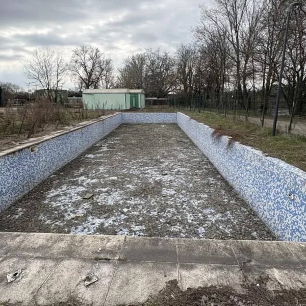 Ștrandul „neptun” a intrat pe „modul postapocaliptic” (1) | sezonul estival 2026 își așteaptă clienții cu +90% din micile afaceri în faliment, cu canalizarea care se varsă tot în mureș și cu o conducere aproximativă... Totul la doar 1000 de lei! 7 strandul neptun 5