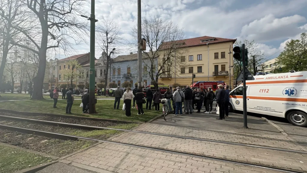 Accident cu victimă încarcerată în centrul aradului | o tânără de 18 ani a fost transportată la spital cu plagă penetrantă abdominal 3 accident arad 2