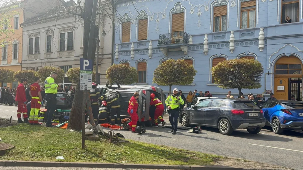 Accident cu victimă încarcerată în centrul aradului | o tânără de 18 ani a fost transportată la spital cu plagă penetrantă abdominal 4 accident arad 3