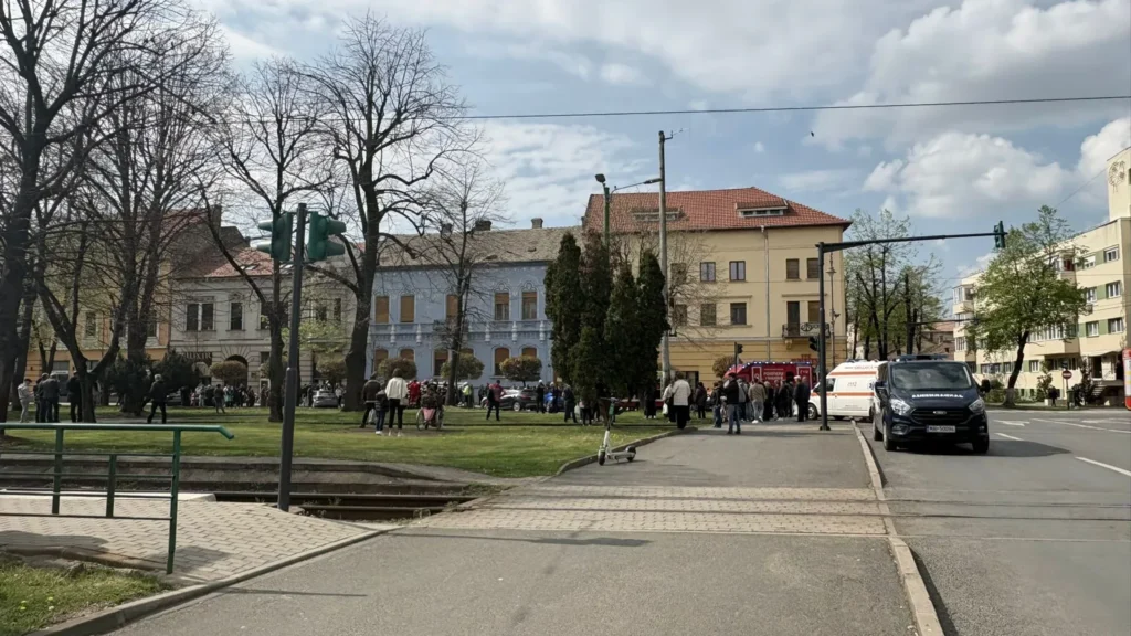 Accident cu victimă încarcerată în centrul aradului | o tânără de 18 ani a fost transportată la spital cu plagă penetrantă abdominal 5 accident arad 4