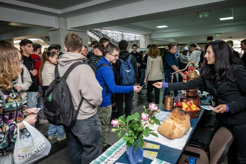 Peste 1000 de elevi au participat la ziua porților deschise la uav 7 10
