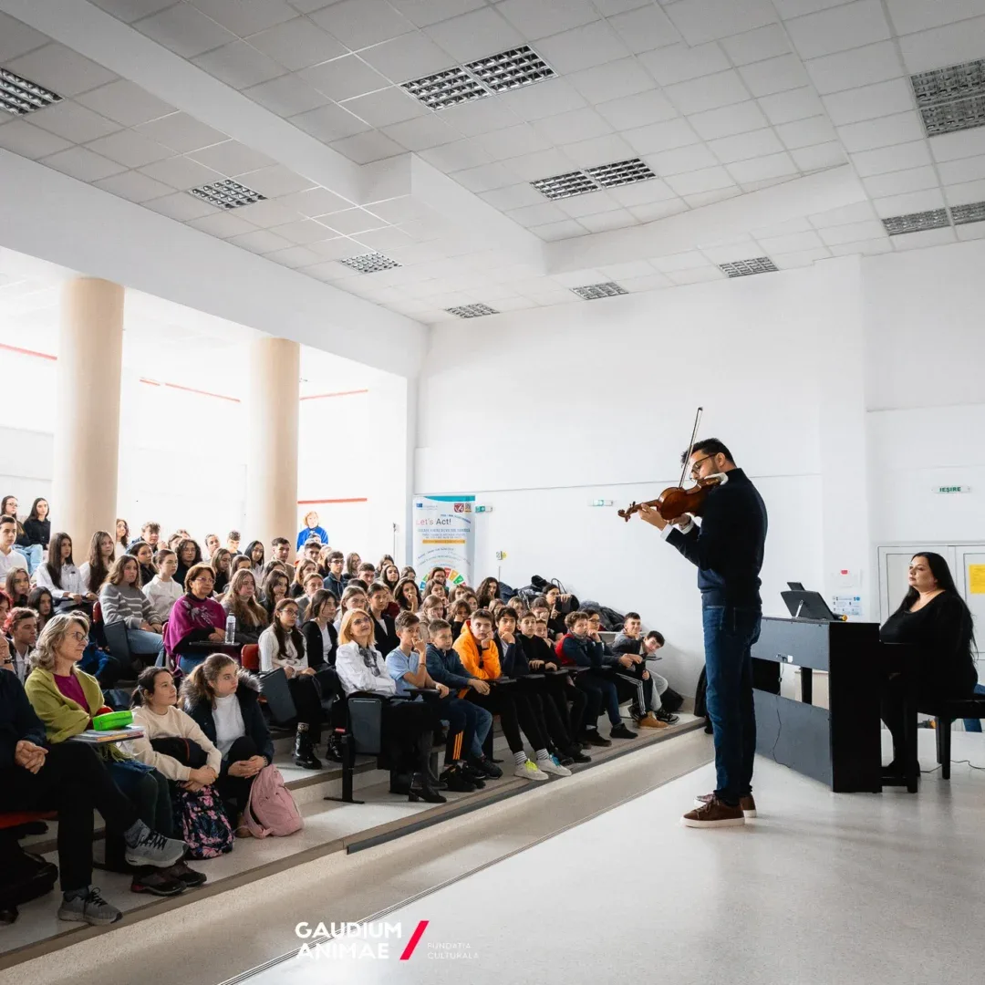 „un stradivarius în școli” - ediția specială pentru copii deficienți de vedere ajunge la arad | violonistul răzvan stoica și pianista andreea stoica se vor întâlni cu elevii de la liceul special „sfânta maria” 6 un stradivarius in scoli 1