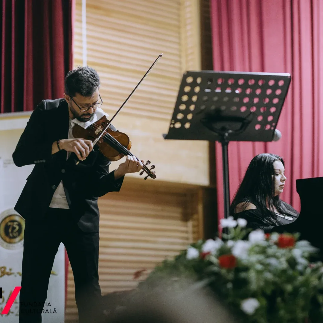 „un stradivarius în școli” - ediția specială pentru copii deficienți de vedere ajunge la arad | violonistul răzvan stoica și pianista andreea stoica se vor întâlni cu elevii de la liceul special „sfânta maria” 7 un stradivarius in scoli 2
