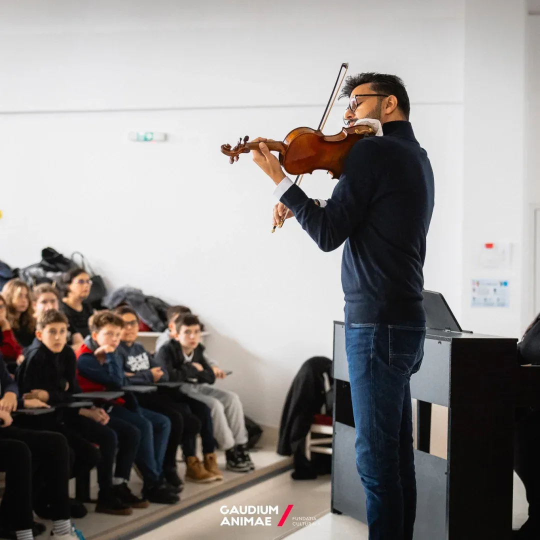 „un stradivarius în școli” - ediția specială pentru copii deficienți de vedere ajunge la arad | violonistul răzvan stoica și pianista andreea stoica se vor întâlni cu elevii de la liceul special „sfânta maria” 4 un stradivarius in scoli 3