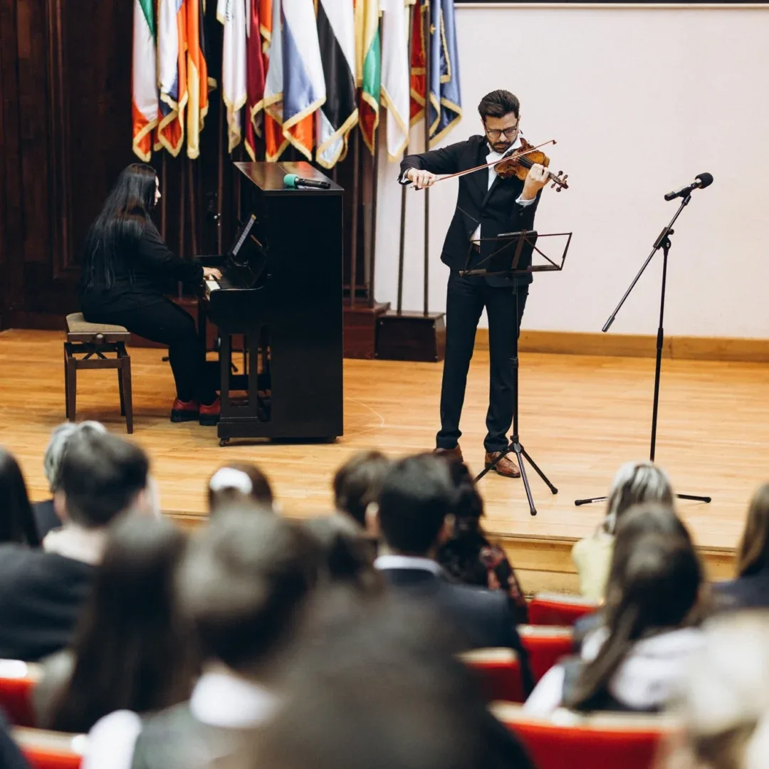 „un stradivarius în școli” - ediția specială pentru copii deficienți de vedere ajunge la arad | violonistul răzvan stoica și pianista andreea stoica se vor întâlni cu elevii de la liceul special „sfânta maria” 5 un stradivarius in scoli 4