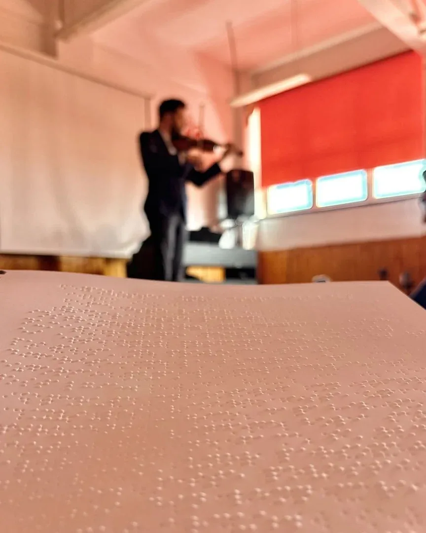 „un stradivarius în școli” - ediția specială pentru copii deficienți de vedere ajunge la arad | violonistul răzvan stoica și pianista andreea stoica se vor întâlni cu elevii de la liceul special „sfânta maria” 9 un stradivarius in scoli editia speciala 3