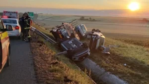 un autotren încărcat cu autoturisme