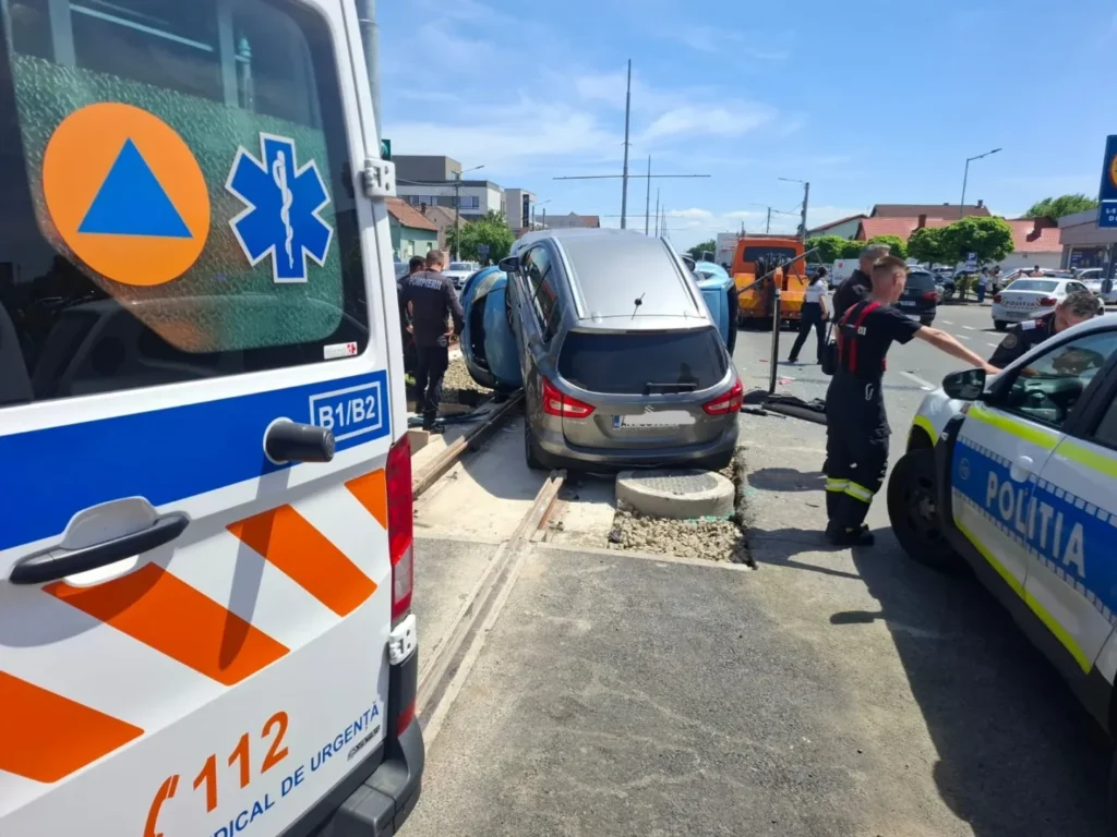 Accident pe calea radnei provocat de un șofer care a schimbat banda fără să se asigure | unul dintre autoturisme a fost proiectat pe liniile de tramvai 10 accident calea radnei1