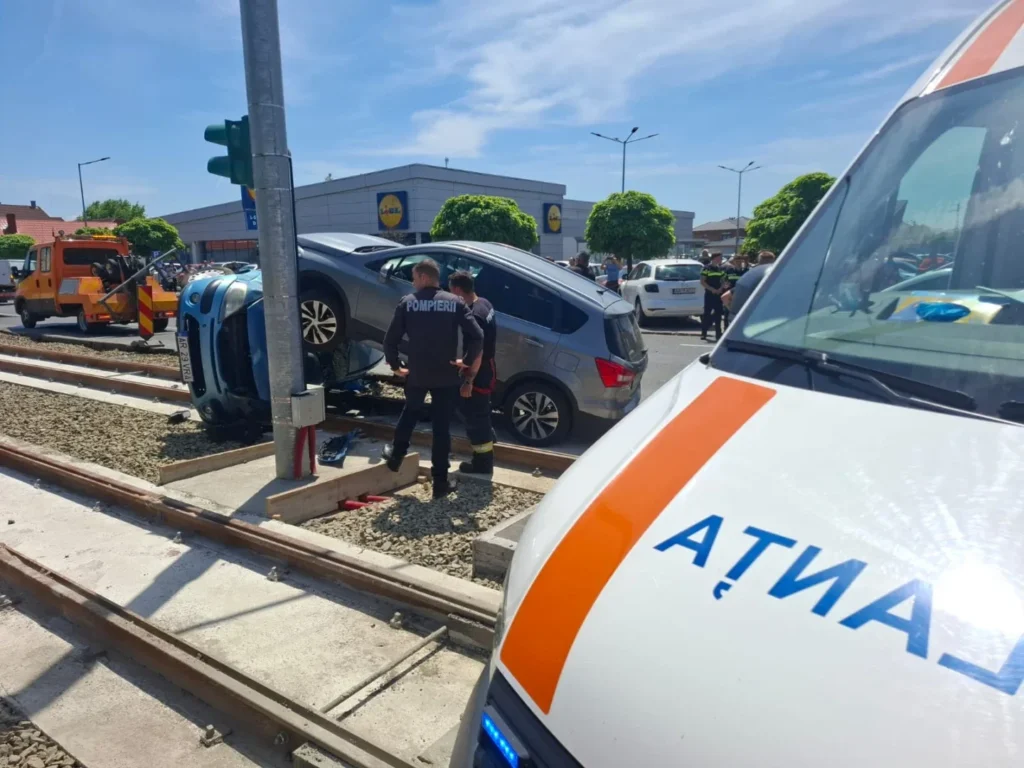 Accident pe calea radnei provocat de un șofer care a schimbat banda fără să se asigure | unul dintre autoturisme a fost proiectat pe liniile de tramvai 11 accident calea radnei2