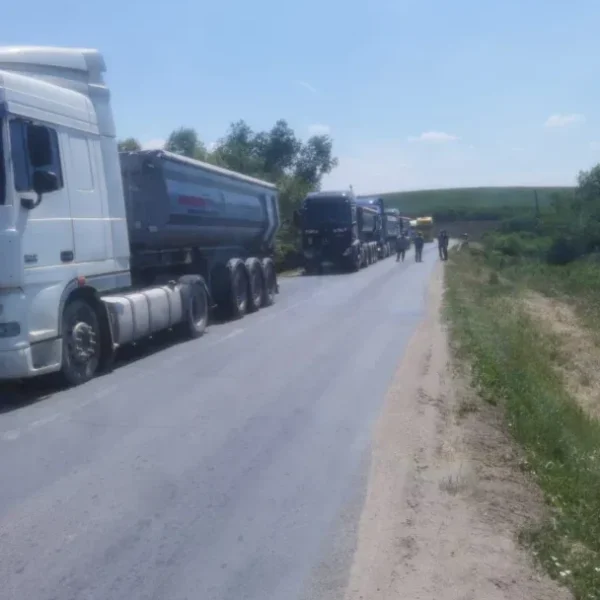 Accident la zăbrani | traficul este blocat după ce două camioane s-au ciocnit | victima - șoferul nevinovat 3 accident zabrani2