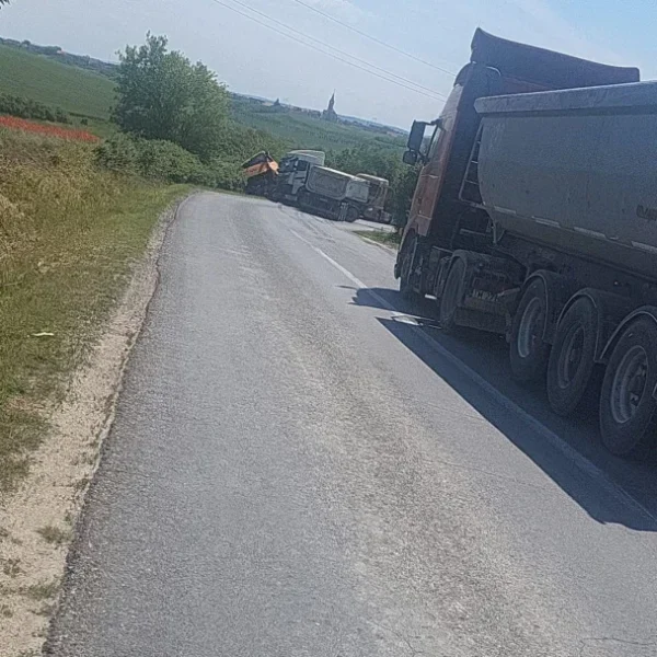 Accident la zăbrani | traficul este blocat după ce două camioane s-au ciocnit | victima - șoferul nevinovat 5 accident zabrani3