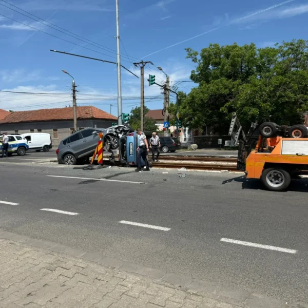 Accident pe calea radnei provocat de un șofer care a schimbat banda fără să se asigure | unul dintre autoturisme a fost proiectat pe liniile de tramvai 4 accident calul balan 1