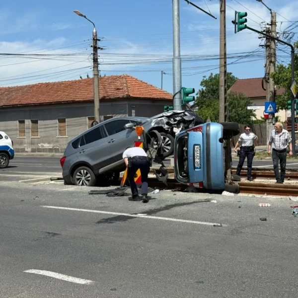 Accident pe calea radnei provocat de un șofer care a schimbat banda fără să se asigure | unul dintre autoturisme a fost proiectat pe liniile de tramvai 3 accident calul balan 2