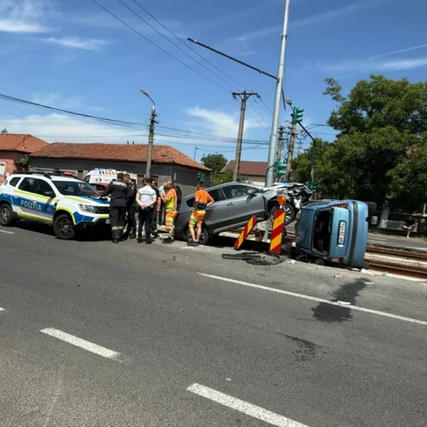 Accident pe calea radnei provocat de un șofer care a schimbat banda fără să se asigure | unul dintre autoturisme a fost proiectat pe liniile de tramvai 9 accident calul balan 4
