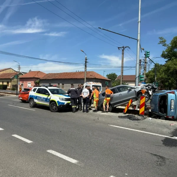 Accident pe calea radnei provocat de un șofer care a schimbat banda fără să se asigure | unul dintre autoturisme a fost proiectat pe liniile de tramvai 8 accident calul balan 5
