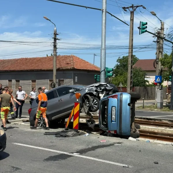 Accident pe calea radnei provocat de un șofer care a schimbat banda fără să se asigure | unul dintre autoturisme a fost proiectat pe liniile de tramvai 7 accident calul balan 6