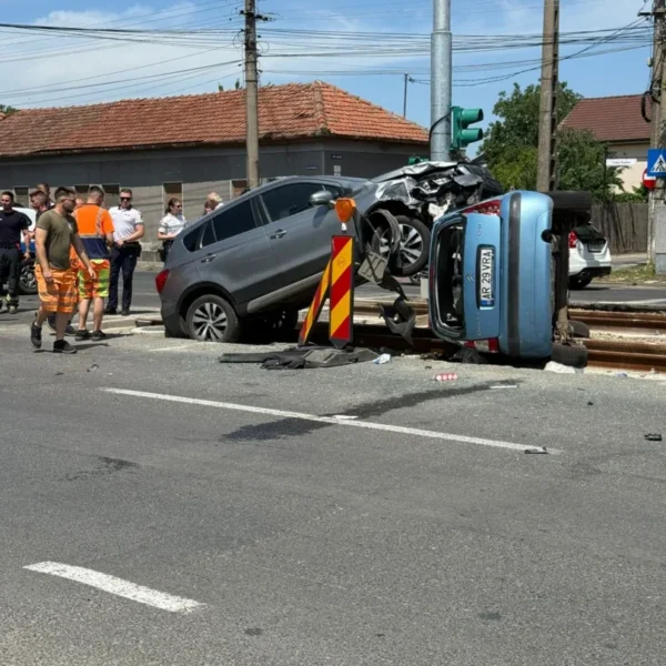 Accident pe calea radnei provocat de un șofer care a schimbat banda fără să se asigure | unul dintre autoturisme a fost proiectat pe liniile de tramvai 6 accident calul balan 7