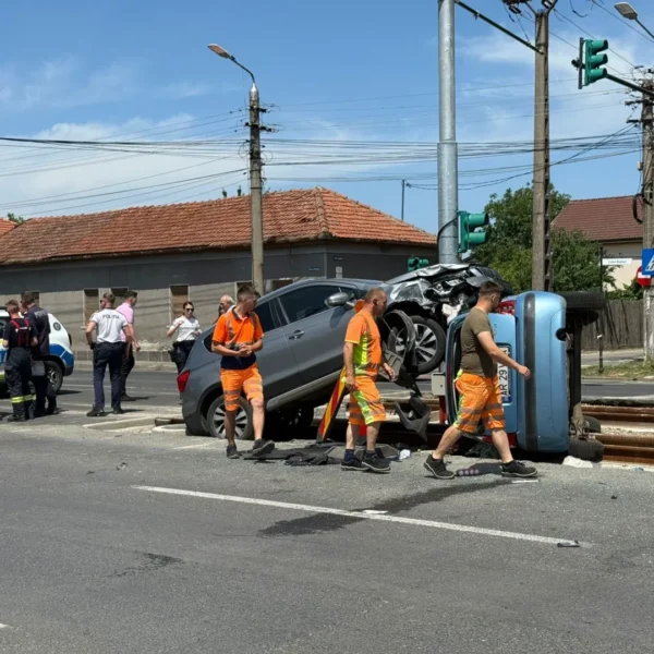 Accident pe calea radnei provocat de un șofer care a schimbat banda fără să se asigure | unul dintre autoturisme a fost proiectat pe liniile de tramvai 5 accident calul balan 8