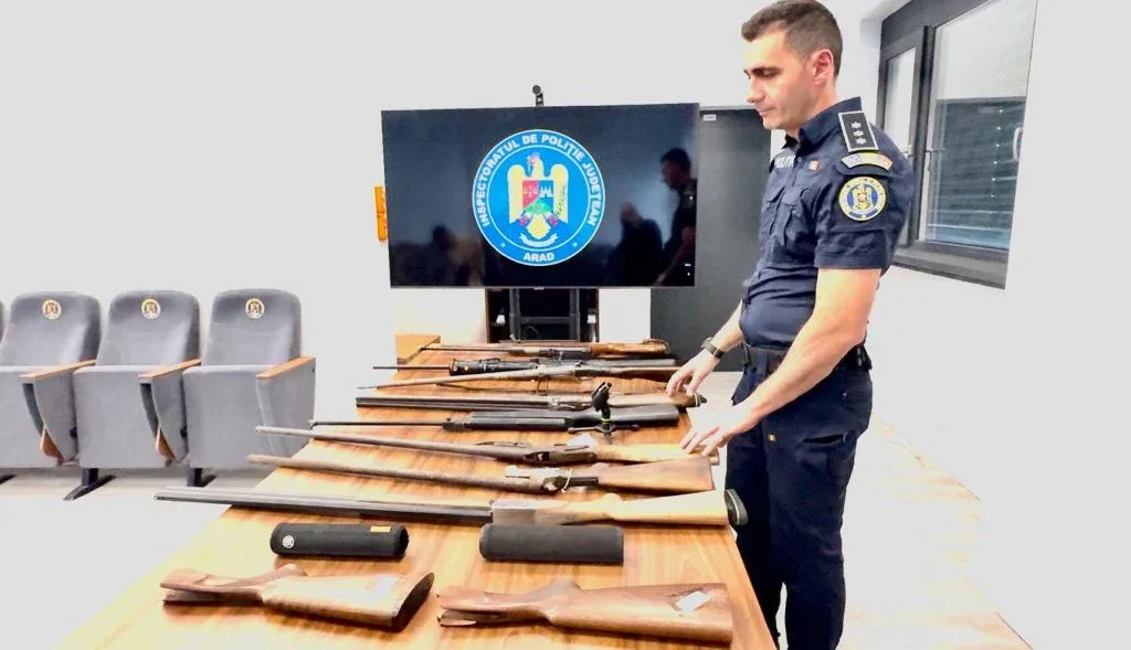 Armele confiscate de polițiștii arădeni denotă „ingeniozitatea și măiestria cetățenilor” 2 arme arad pr