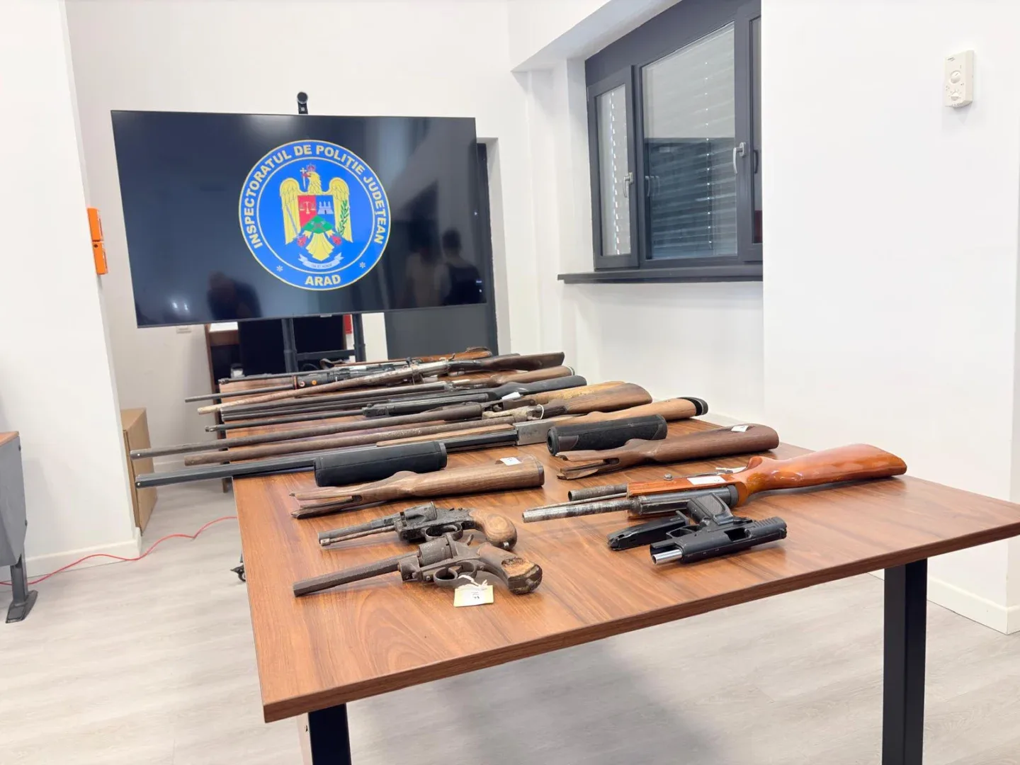 Armele confiscate de polițiștii arădeni denotă „ingeniozitatea și măiestria cetățenilor” 2 arme arad1