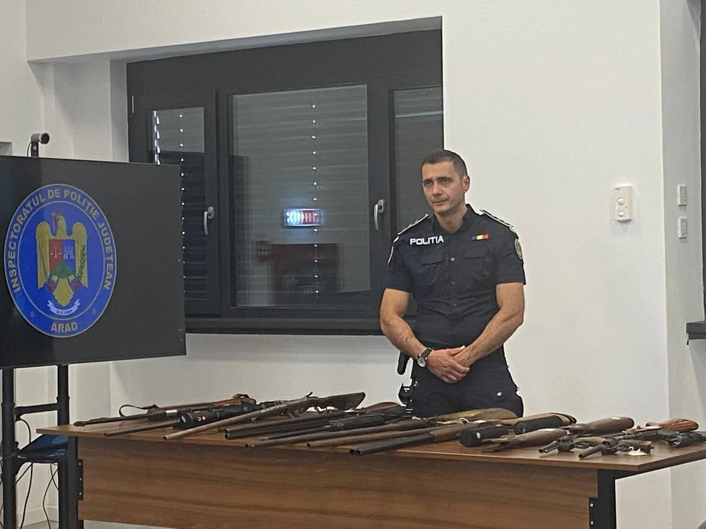 Armele confiscate de polițiștii arădeni denotă „ingeniozitatea și măiestria cetățenilor” 4 arme arad3
