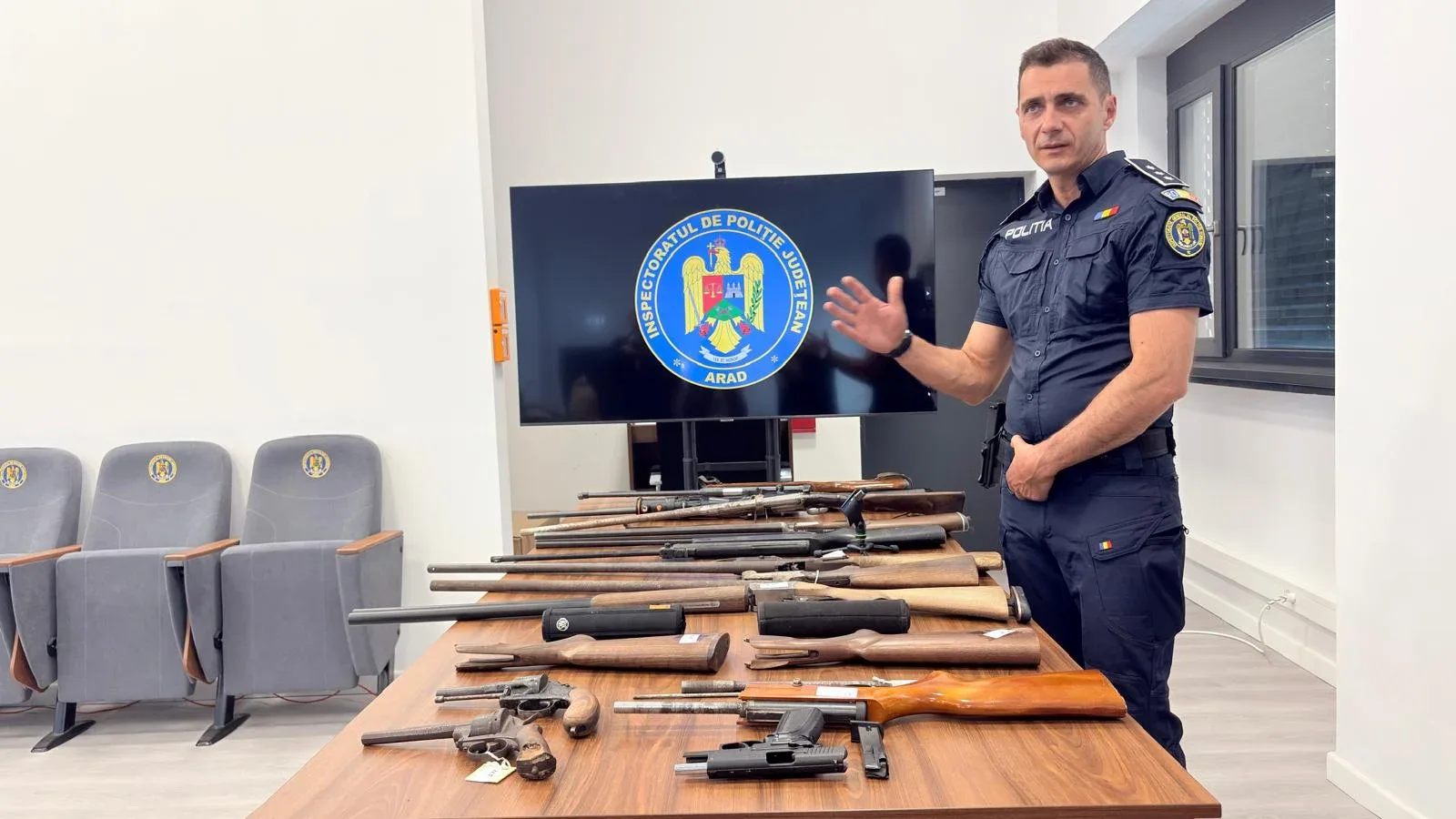 Armele confiscate de polițiștii arădeni denotă „ingeniozitatea și măiestria cetățenilor” 5 arme arad4