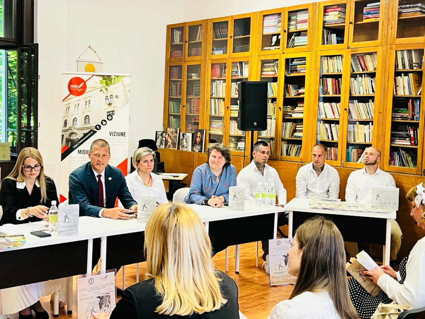 Trei deținuți din penitenciarul arad și două arte care se unesc armonios într-un spațiu al sincerității și al introspecției | o perspectivă asupra modului în care arta poate funcționa ca mediu de reconstrucție identitară 5 expozitie lansare de carte detinuti1