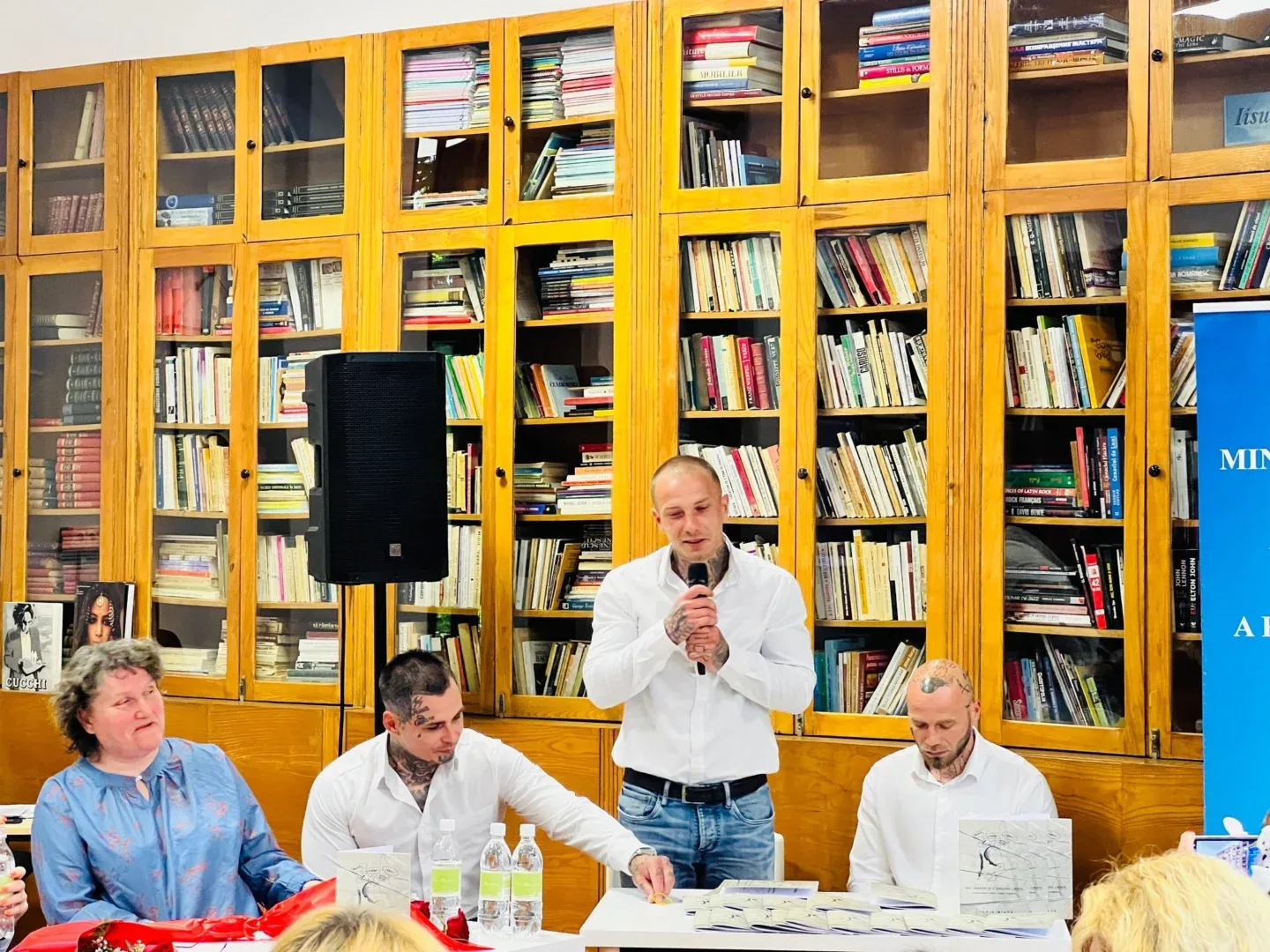 Trei deținuți din penitenciarul arad și două arte care se unesc armonios într-un spațiu al sincerității și al introspecției | o perspectivă asupra modului în care arta poate funcționa ca mediu de reconstrucție identitară 8 expozitie lansare de carte detinuti4