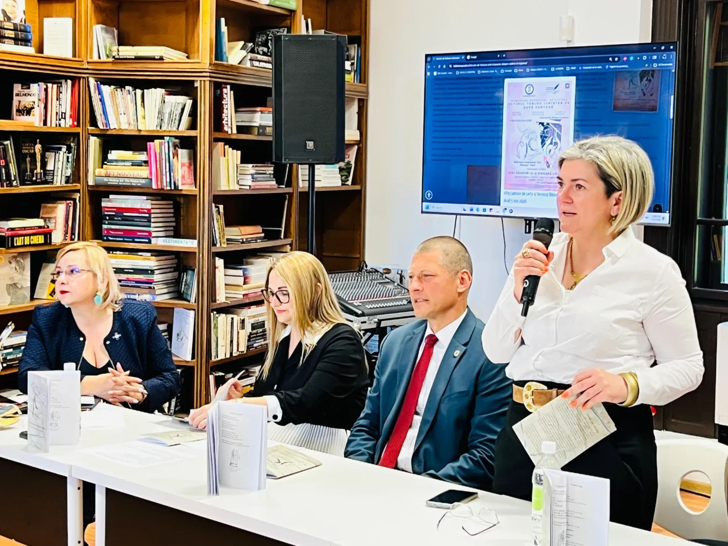 Trei deținuți din penitenciarul arad și două arte care se unesc armonios într-un spațiu al sincerității și al introspecției | o perspectivă asupra modului în care arta poate funcționa ca mediu de reconstrucție identitară 10 expozitie lansare de carte detinuti6