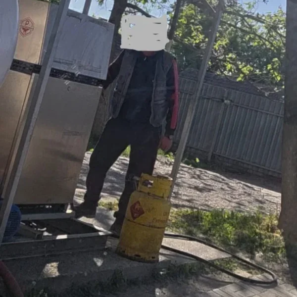 O „clasică” românească | deși este ilegal și extrem de periculos, în județul arad se încarcă butelii de uz casnic la stațiile de gpl auto - „după ochi” și „după buzunar” | unde sunt autoritățile?... Probabil n-au aflat despre fenomen 3 incarcare butelie ilegal2