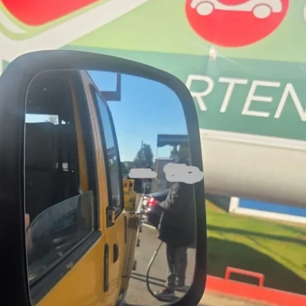 O „clasică” românească | deși este ilegal și extrem de periculos, în județul arad se încarcă butelii de uz casnic la stațiile de gpl auto - „după ochi” și „după buzunar” | unde sunt autoritățile?... Probabil n-au aflat despre fenomen 4 incarcare butelie ilegal3