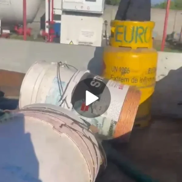 O „clasică” românească | deși este ilegal și extrem de periculos, în județul arad se încarcă butelii de uz casnic la stațiile de gpl auto - „după ochi” și „după buzunar” | unde sunt autoritățile?... Probabil n-au aflat despre fenomen 5 incarcare butelie ilegal4
