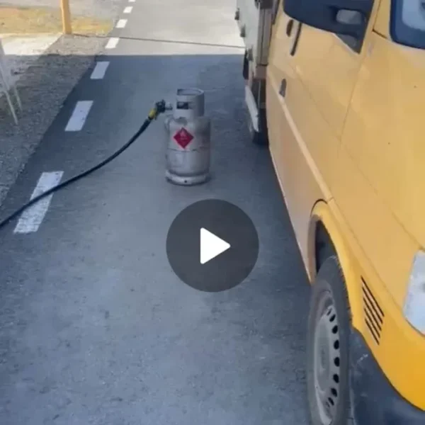 O „clasică” românească | deși este ilegal și extrem de periculos, în județul arad se încarcă butelii de uz casnic la stațiile de gpl auto - „după ochi” și „după buzunar” | unde sunt autoritățile?... Probabil n-au aflat despre fenomen 6 incarcare butelie ilegal5