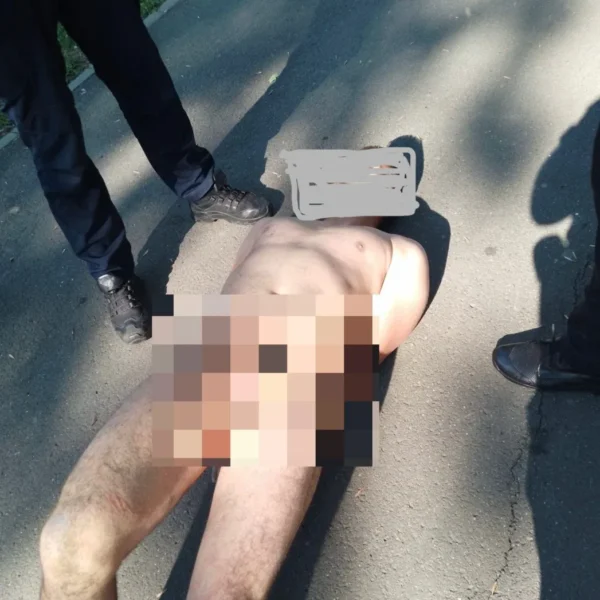 Un bărbat care se plimba gol pe faleza mureșului a fost încătușat de polițiștii locali și dus la psihiatrie 3 incatusat 1